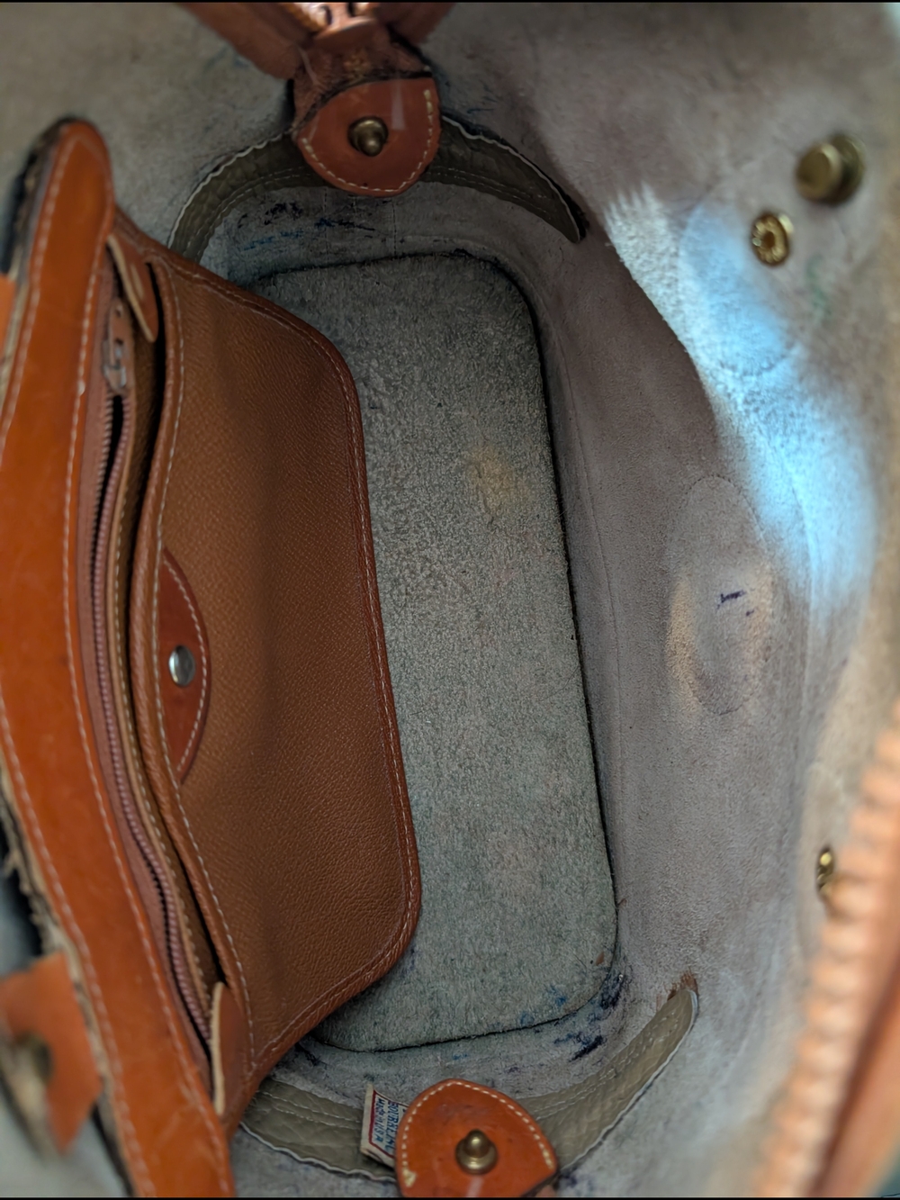 ✨ Vintage Dooney & Bourke Taupe and Brown Pebble Leather Dome Satchel - Picture 5 of 16